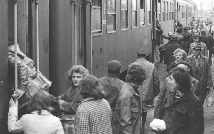 Szolnok állomáson utasok szállnak fel egy ingavonatra_1975