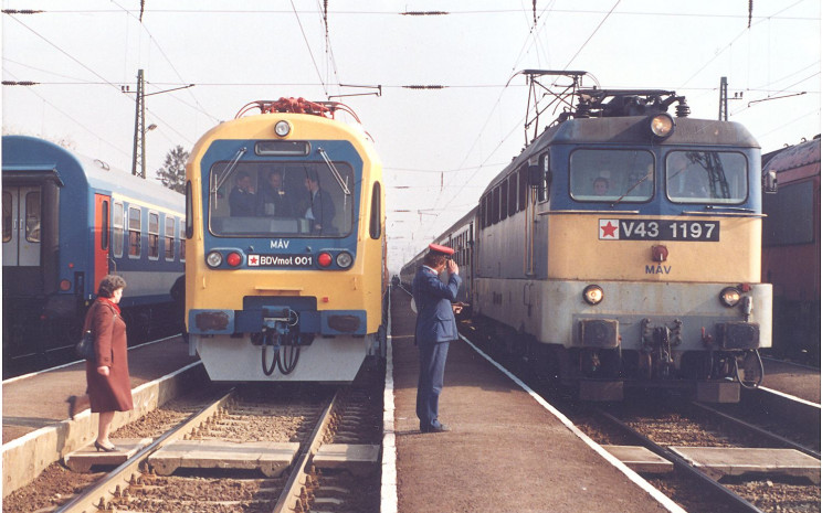 BDVmot 001 és V43-1197 ingavonattal Vác állomáson_1989