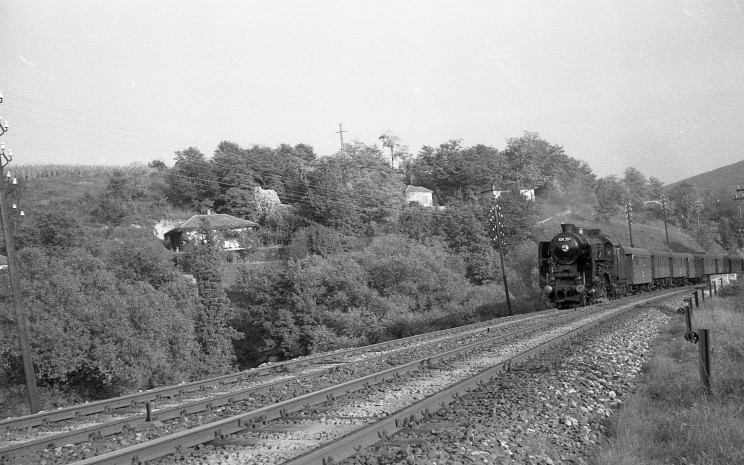 424-351 psz. mozdony személyvonattal Zebegényben_1964
