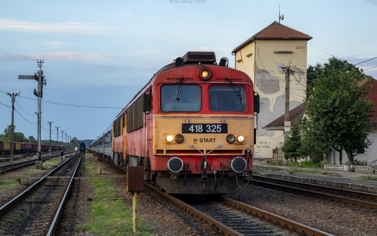 Csörgő vontatta különvonat. 